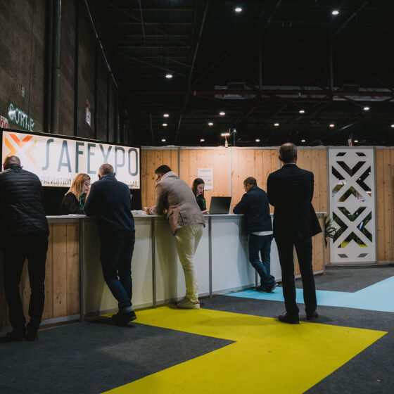 Visiter SAFEXPO : Personnes devant le comptoir.